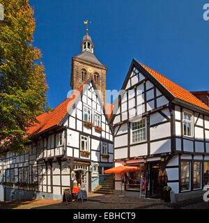 Fachwerkhäuser und Kirche in der Altstadt, Deutschland, Nordrhein-Westfalen, Tecklenburger Land, Tecklenburg Stockfoto