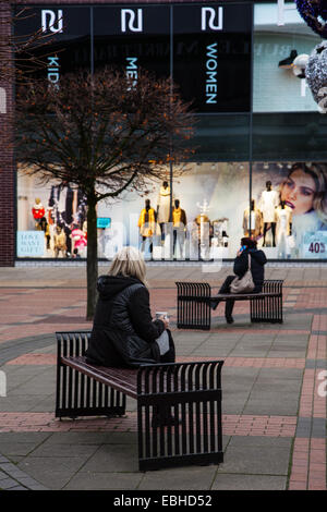 Burnley, Lancashire, UK, 1. Dezember 2014. Schwarzer Freitag Wochenende letzter Tag der ermäßigten Pre-Weihnachtsgeschäft in der Charta Walk Shopping Centre. Stockfoto