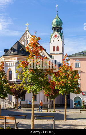 St. Nikolaus Kirche mit herbstlichen Bäume, Rosenheim, Oberbayern, Deutschland, Europa. Stockfoto