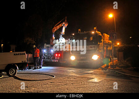 Reparatur einer defekten Gasleitung am Abend, Deutschland Stockfoto