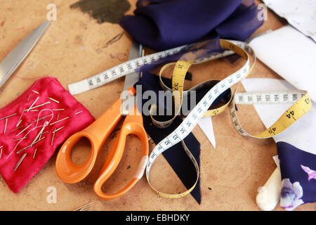 Nähzubehör; Schere, Messen, Band, Pins, Nadeln, Stoff Stockfoto