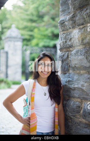 Student mit Brille, Lächeln Stockfoto