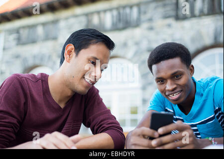 Zwei männliche Freunde mit smartphone Stockfoto