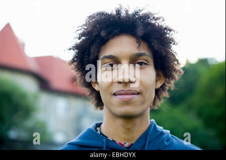 Junger Mann mit Afro, Porträt Stockfoto