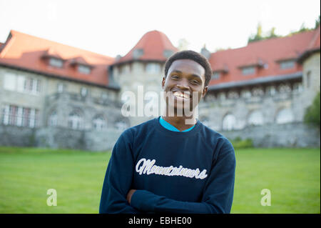 Junger Mann tragen Sweatshirt, portrait Stockfoto