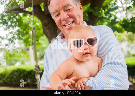 Porträt des Großvaters und Baby Enkelin in herzförmige Sonnenbrille Stockfoto