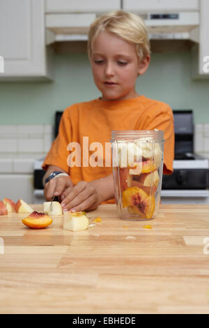 Junge Früchte in Küche mischen Stockfoto