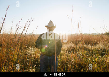 Porträt eines älteren männlichen Bauern im Feld, Plattsburg, Missouri, USA Stockfoto