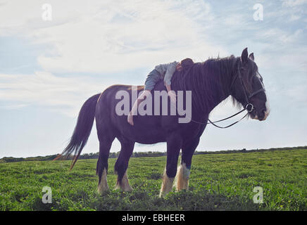 Junge umarmt Pferd, Rosudgen, Cornwall, Vereinigtes Königreich Stockfoto