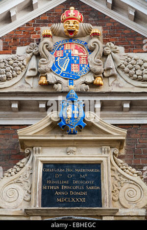 Wappen / Wappen auf die College Matronen (Matronen College) Aufbau / front / Fassade, in der Nähe Kathedrale, Salisbury. UK Stockfoto