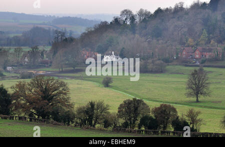 Eine Winterlandschaft in den Chiltern Hills mit Weiler im Tal Stockfoto