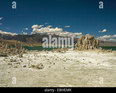 Blick auf Tuffstein Türme und die fernen Berge am Mono Lake Tufa State Naturschutzgebiet, Mono County, Kalifornien, USA Stockfoto