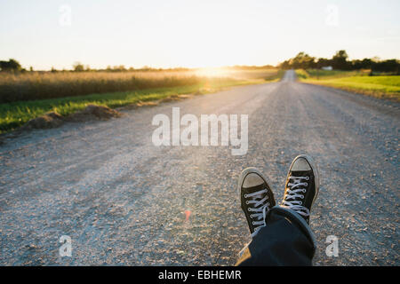 Füße von Bauer, die unterwegs auf Landstraße in der Abenddämmerung, Plattsburg, Missouri, USA Stockfoto