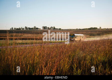 School Bus Reisen entlang der staubigen Landstraße, Missouri, USA Stockfoto