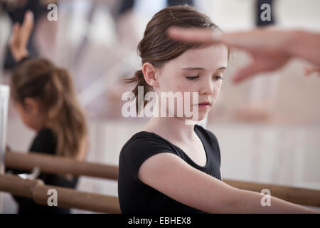 Ballett Schulmädchen üben Ballett Position an der barre Stockfoto