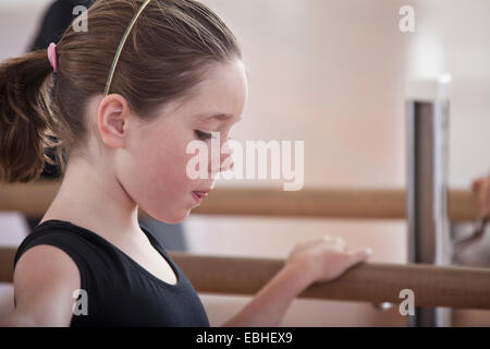 Mädchen üben Ballett Position an der Barre in der Ballettschule Stockfoto