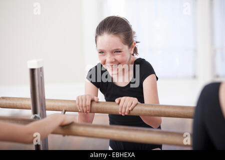 Mädchen lacht während der Barre in der Ballettschule Stockfoto