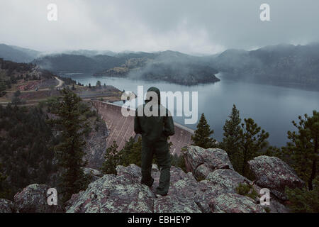 Mann mit Blick auf den Brutto-Damm in Colorado, USA Stockfoto