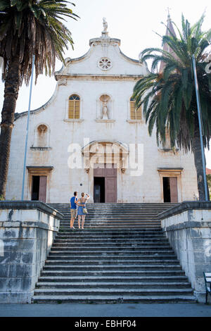 Rückansicht des jungen Paares blickte zu Kirche, Milna, Brac, Kroatien Stockfoto