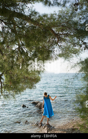 Junge Frau Paddeln im Meer, Milna, Brac, Kroatien Stockfoto