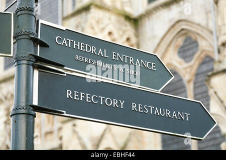 Post mit Wegweiser / Schilder für den Eingang der Salisbury Kathedrale & Kathedrale Mensa-Restaurant / Cafe. Salisbury. UK Stockfoto