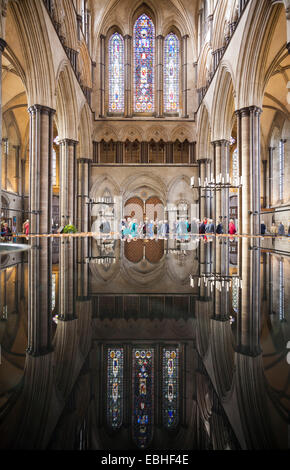 Innenansicht der Kathedrale /nave / Reflection / Reflexion / reflektieren in der Schriftart "lebendiges Wasser" Salisbury Kathedrale Wiltshire UK