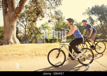 Älteres paar Radfahren im park Stockfoto