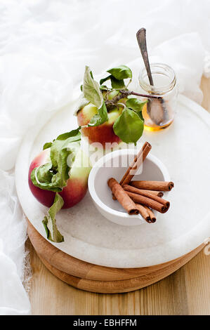 Äpfel mit Honig und Zimt Stockfoto