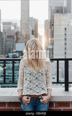 Junge Frau mit Blick auf die Stadt im Hintergrund Stockfoto