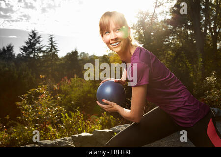 Mitte Erwachsene Frau mit Gymnastikball im park Stockfoto