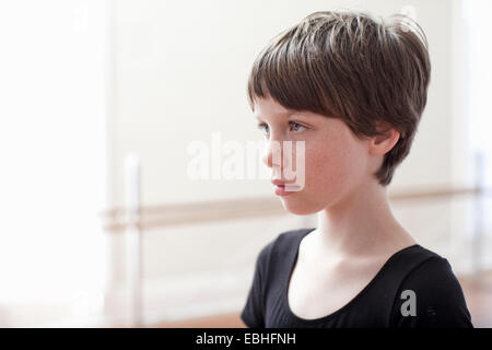 Porträt des mürrischen Mädchen in der Ballettschule Stockfoto