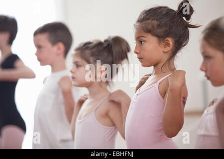 Reihe von Kindern üben in der Ballettschule Stockfoto