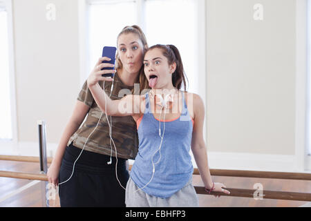Zwei Mädchen im Teenageralter unter Smartphone Selfie in Ballettschule Stockfoto