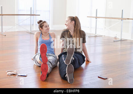Zwei Mädchen im Teenageralter im Chat in der Ballettschule Stockfoto