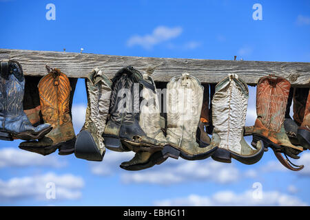 Alte Cowboystiefel hängen, Post, in Erinnerung an John Booth, großer Sandhügel, in der Nähe von Zepter, Saskatchewan, Kanada Stockfoto