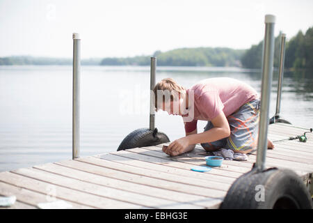 Teenager, die Vorbereitung der Köder für den Fischfang auf Pier, Lake Superior, Gwinn, Michigan, USA Stockfoto