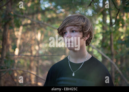 Porträt von Teenager im Wald suchen seitwärts, Wichita Mountains National Wildlife Refuge, Indiahoma, Oklahoma, USA Stockfoto