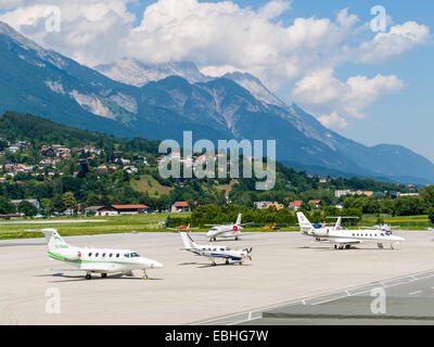 In Privatbesitz executive Flugzeuge auf dem Vorfeld des Flughafen Innsbruck Österreich 2008. Stockfoto