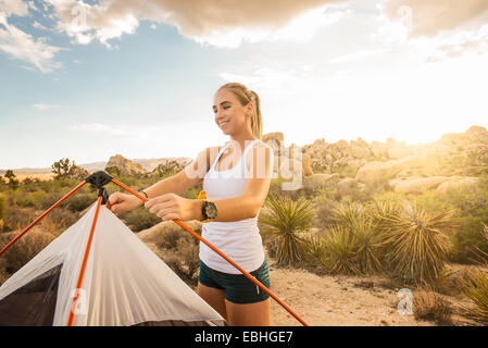 Frau, Zelt, Joshua Tree Nationalpark, Kalifornien, USA Stockfoto