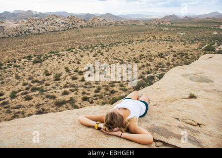 Frau macht Pause auf Berg, Joshua Tree Nationalpark, Kalifornien, USA Stockfoto
