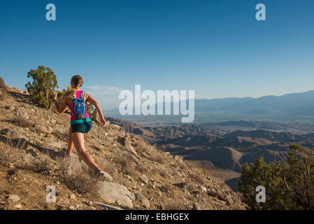 Frau läuft auf Berg, Joshua Tree Nationalpark, Kalifornien, USA Stockfoto