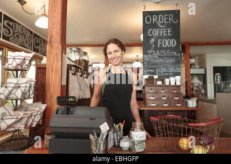 Sales Assistentin Auschecken Einkaufen in Land-laden-café Stockfoto