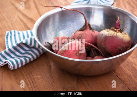 Schüssel mit roher rote Beete Stockfoto