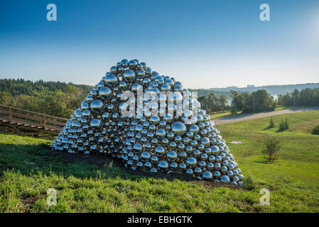 Die "Talus Dome"-Skulptur an der Quesnell Bridge, Edmonton, Alberta, Kanada Stockfoto