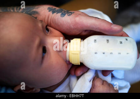 Väter Handanlage in Flaschen Milch Baby Sohn Stockfoto