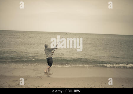 Fischer Casting Angelrute auf Strand, Truro, Massachusetts, Cape Cod, USA Stockfoto