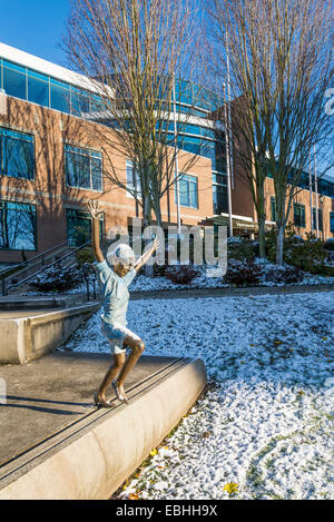 Skulptur von fröhlicher Junge, Vancouver School Board, Vancouver, Britisch-Kolumbien, Kanada Stockfoto