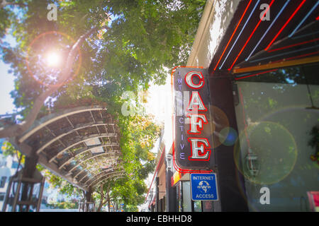 Niedrigen Winkel Ansicht Internetcafé anmelden Straße, Santa Monica, Los Angeles, Kalifornien, USA Stockfoto