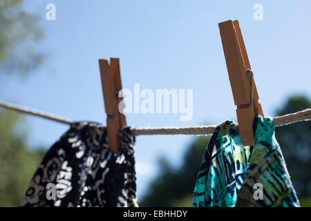 Bunte Kleidung hängen zum Trocknen an einem sonnigen Sommertag. Stockfoto