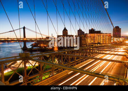 Verkehr auf der Brooklyn Bridge bei Nacht, Manhattan, New York, USA Stockfoto